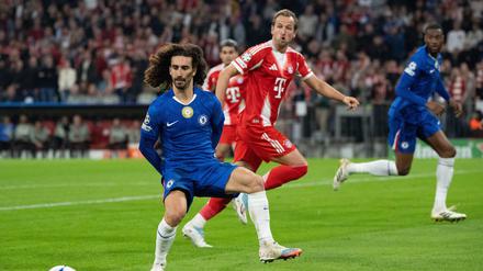 Bloß nicht wieder ein Handspiel. Marc Cucurella war mit dem FC Chelsea bei Bayern München zu Gast.