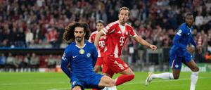 Bloß nicht wieder ein Handspiel. Marc Cucurella war mit dem FC Chelsea bei Bayern München zu Gast.
