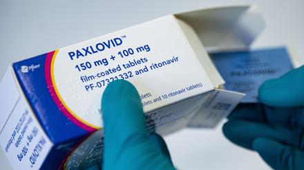 Eine Person hält das Medikament Paxlovid vom US-Pharmakonzern Pfizer gegen Covid-19 in den Händen. 