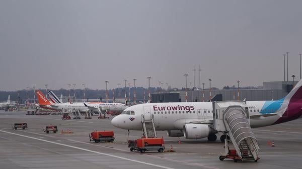 Flugzeuge stehen auf dem Vorfeld an den Gates am Flughafen Hamburg Airport. 