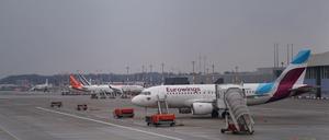 Flugzeuge stehen auf dem Vorfeld an den Gates am Flughafen Hamburg Airport. 