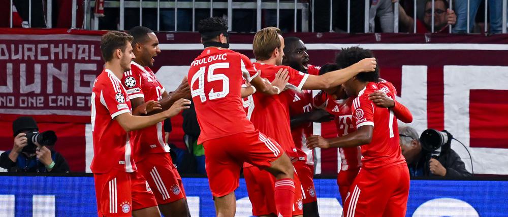 Eine Münchner Jubeltraube um Harry Kane (M), ein gewohntes Bild zum Saisonstart.