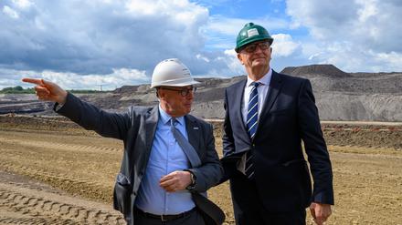 Brandenburgs Ministerpräsident Dietmar Woidke (rechts) im Braunkohletagebau Welzow der Leag. 