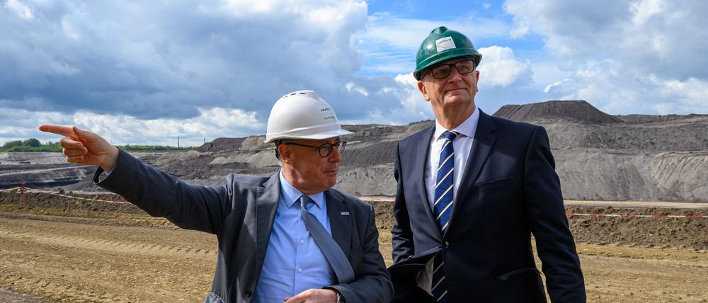 Brandenburgs Ministerpräsident Dietmar Woidke (rechts) im Braunkohletagebau Welzow der Leag. 