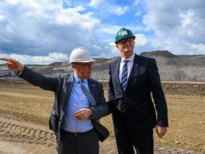 Brandenburgs Ministerpräsident Dietmar Woidke (rechts) im Braunkohletagebau Welzow der Leag. 