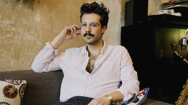 Autor Ozan Zakariya Keskinkilic im Interview zu seinem Debütroman „Hundesohn“.