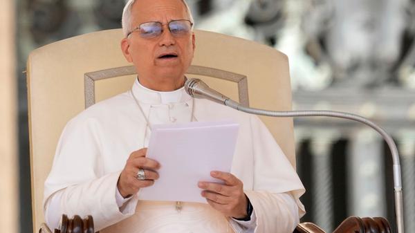 Papst Leo XIV. verliest seine Botschaft auf dem Petersplatz anlässlich der wöchentlichen Generalaudienz. 