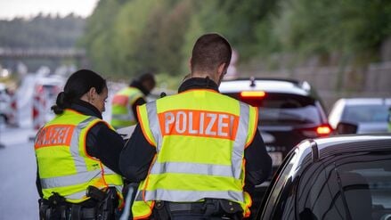 Bundespolizisten überprüfen an einer Kontrollstelle auf der A64 bei Trier die Insassen eines Fahrzeugs.