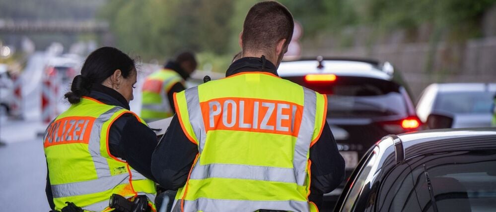 Bundespolizisten überprüfen an einer Kontrollstelle auf der A64 bei Trier die Insassen eines Fahrzeugs.