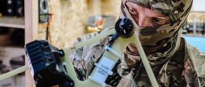 Ein russischer Soldat arbeitet an einer FPV-Drohne während der russischen Militäroperation in der Ukraine im Gebiet Saporischschja (Archivbild). 