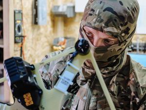 Ein russischer Soldat arbeitet an einer FPV-Drohne während der russischen Militäroperation in der Ukraine im Gebiet Saporischschja (Archivbild). 
