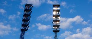 Könnten Feuerwerke auf den alten Flutlichtmasten zur schweren Verletzung eines Jungen geführt haben?