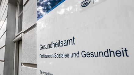 Nach dem Tod eines Grundschülers in Potsdam an einer Meningokokken-Infektion behandelt das Gesundheitsamt Menschen in seinem Umfeld vorsorglich mit Antibiotika.