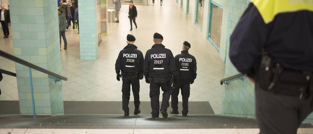 Die BVG und die Polizei sind verstärkt gemeinsam im Einsatz: Hier am U-Bahnhof Alexanderplatz.