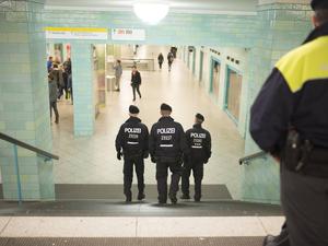 Die BVG und die Polizei sind verstärkt gemeinsam im Einsatz: Hier am U-Bahnhof Alexanderplatz.