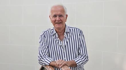 Harald Schmidt, Fernsehmoderator und Entertainer, steht in einem Treppenhaus.
