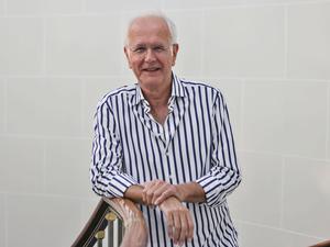 Harald Schmidt, Fernsehmoderator und Entertainer, steht in einem Treppenhaus.