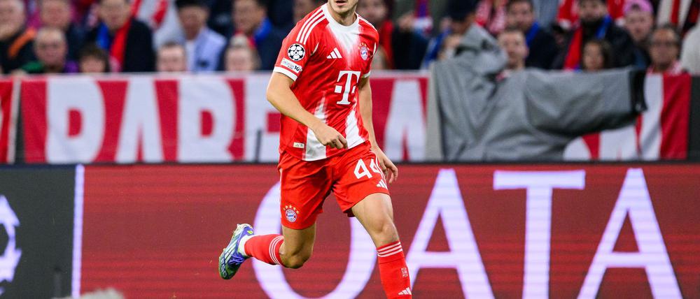 Bayern-Verteidiger Josip Stanisic hat sich im Champions-League-Spiel gegen den FC Chelsea offenbar nicht ernsthaft verletzt.