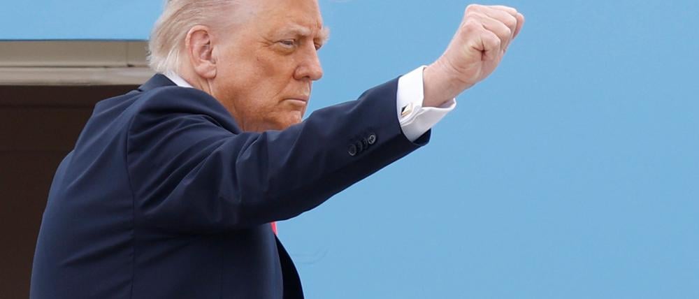 Trump freut sich über das Ende einer Talkshow. 