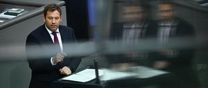Vizekanzler und Finanzminister Lars Klingbeil (SPD) hat seinen ersten Bundeshaushalt aufgestellt. 