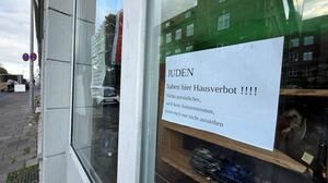 Ein Aushang „JUDEN haben hier Hausverbot!!!!“ hängt in einem Schaufenster in Flensburg.
