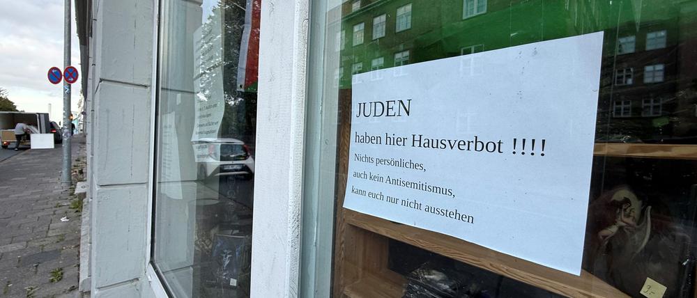 Ein Aushang „JUDEN haben hier Hausverbot!!!!“ hängt in einem Schaufenster.