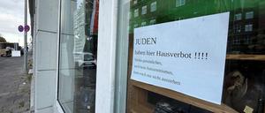 Ein Aushang „JUDEN haben hier Hausverbot!!!!“ hängt in einem Schaufenster in Flensburg.