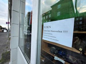 Ein Aushang „JUDEN haben hier Hausverbot!!!!“ hängt in einem Schaufenster in Flensburg.