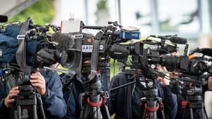 TV-Kameras im Hof des Bundeskanzleramts im Berliner Regierungsviertel: Der öffentlich-rechtliche Rundfunk genießt weiter viel Vertrauen, gerät aber immer wieder in die Kritik. 