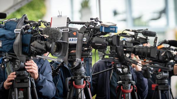 TV-Kameras im Hof des Bundeskanzleramts im Berliner Regierungsviertel: Der öffentlich-rechtliche Rundfunk genießt weiter viel Vertrauen, gerät aber immer wieder in die Kritik.