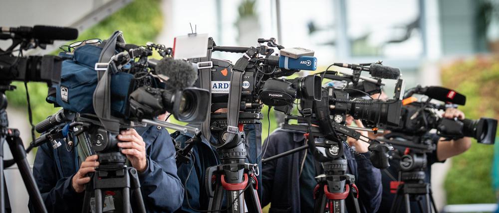 TV-Kameras im Hof des Bundeskanzleramts im Berliner Regierungsviertel: Der öffentlich-rechtliche Rundfunk genießt weiter viel Vertrauen, gerät aber immer wieder in die Kritik. 