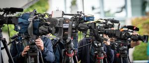 TV-Kameras im Hof des Bundeskanzleramts im Berliner Regierungsviertel: Der öffentlich-rechtliche Rundfunk genießt weiter viel Vertrauen, gerät aber immer wieder in die Kritik. 