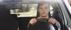 Fahrschüler zahlen heute oft mehr als 4000 Euro für den Führerschein. Aber war es früher wirklich so viel billiger?