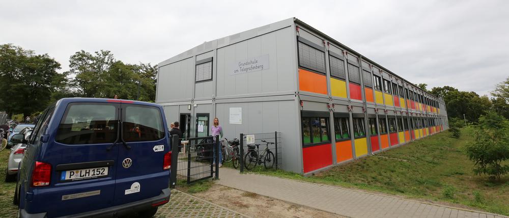 Ein Fahrzeug des Gesundheitsamts vor der Grundschule am Telegrafenberg nahe der Heinrich-Mann-Allee.