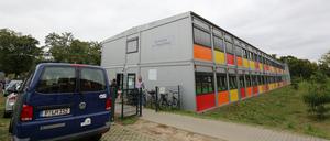 Ein Fahrzeug des Gesundheitsamts vor der Grundschule am Telegrafenberg nahe der Heinrich-Mann-Allee.