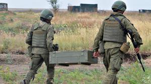 Symbolbild: Im südlichen Militärbezirk von Rostov-on-Don (Russland) tragen Soldaten am 12. September 2024 Munitionskisten herum.