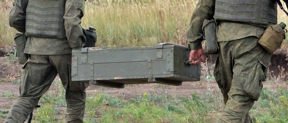 Symbolbild: Im südlichen Militärbezirk von Rostov-on-Don (Russland) tragen Soldaten am 12. September 2024 Munitionskisten herum.