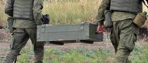 Symbolbild: Im südlichen Militärbezirk von Rostov-on-Don (Russland) tragen Soldaten am 12. September 2024 Munitionskisten herum.