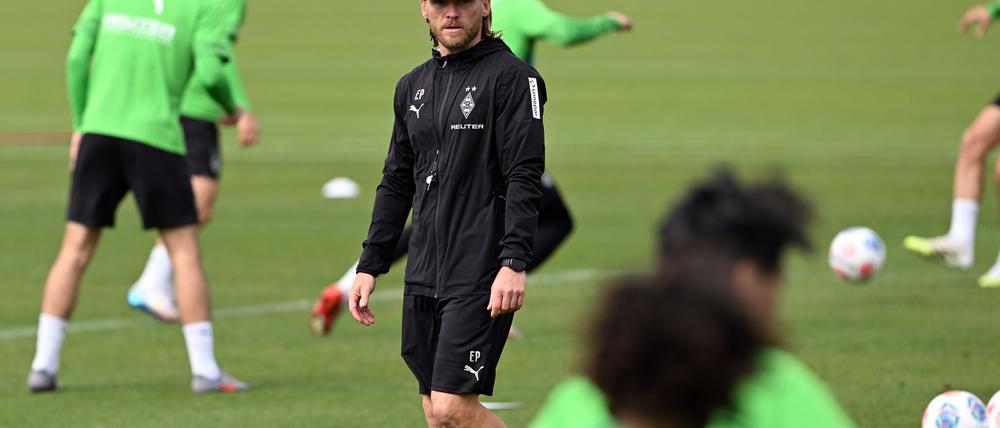Erste Einheit am Mittwoch: Borussias neuer Trainer Eugen Polanski inmitten Gladbacher Spieler.