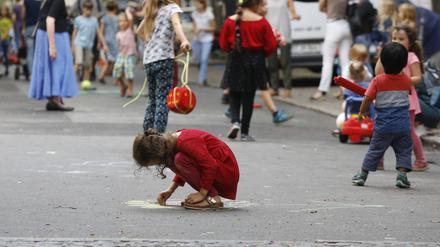 Kinder spielen auf einer Spielstraße in Berlin.