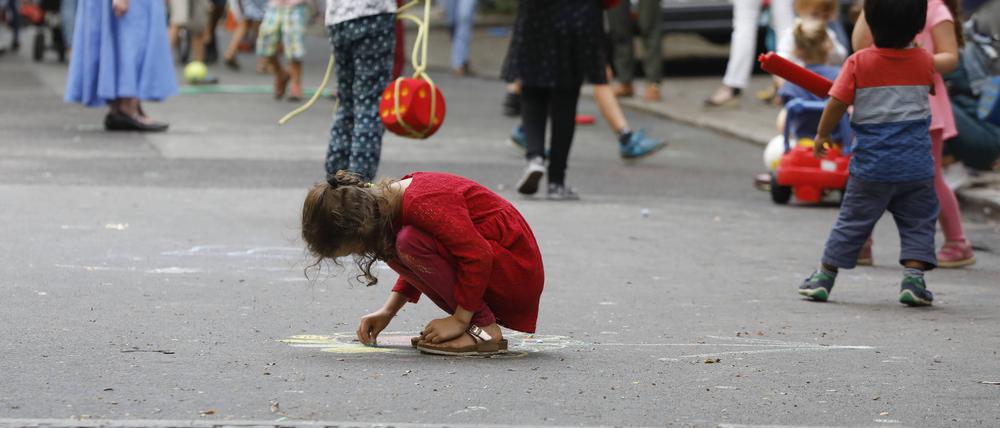 Kinder spielen auf einer Spielstraße in Berlin.