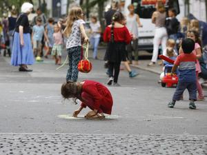 Kinder spielen auf einer Spielstraße in Berlin.