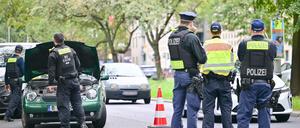 Beamte stehen während einer Polizeikontrolle auf Drogen im Straßenverkehr auf dem Tempelhofer Damm.