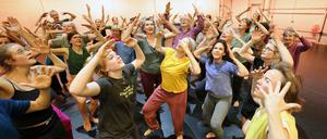Zum Saisonauftakt bringt Choreografin Patricia Carolin Mai in der fabrik Menschen aus Potsdam gemeinsam zum Tanzen. Am Ende zeigen sie das Stück „Hamonim“. 