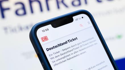 Ab 2026 müssen Bahnkunden erneut mehr für das Deutschlandticket bezahlen. (Archivbild)