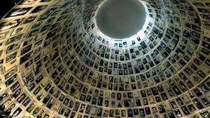 Die Halle der Namen in Jerusalem zeigt hunderte Gesichter von Holocaust-Opfern