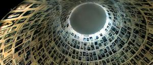 Die Halle der Namen in Jerusalem zeigt hunderte Gesichter von Holocaust-Opfern