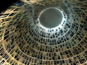 Die Halle der Namen in Jerusalem zeigt hunderte Gesichter von Holocaust-Opfern