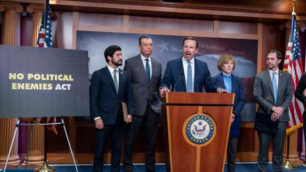 „Trump weist derzeit das Justizministerium an, Jagd auf seine politischen Feinde zu machen“, sagt der demokratische Senator Chris Murphy. 