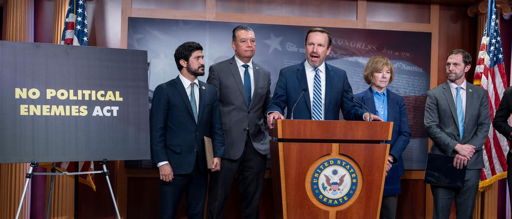 „Trump weist derzeit das Justizministerium an, Jagd auf seine politischen Feinde zu machen“, sagt der demokratische Senator Chris Murphy. 